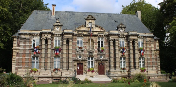 Vue aérienne ou paysagère de Harfleur montrant l'environnement urbain et résidentiel de la commune avec ses toitures résidentielles caractéristiques, son habitat local et son paysage urbain typique. La photo doit être professionnelle, prise en lumière naturelle diurne, et montrer clairement le contexte géographique local de cette zone d'intervention, permettant de représenter une commune type du rayon d'action de l'entreprise de couverture et isolation de toiture.