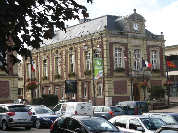Vue aérienne ou paysagère de Saint-Romain-de-Colbosc montrant l'environnement urbain et résidentiel de la commune avec ses toitures résidentielles caractéristiques, son habitat local et son paysage urbain typique. La photo doit être professionnelle, prise en lumière naturelle diurne, et montrer clairement le contexte géographique local de cette zone d'intervention de la région havraise, permettant de représenter une commune type du rayon d'action de l'entreprise de couverture et isolation de toiture.